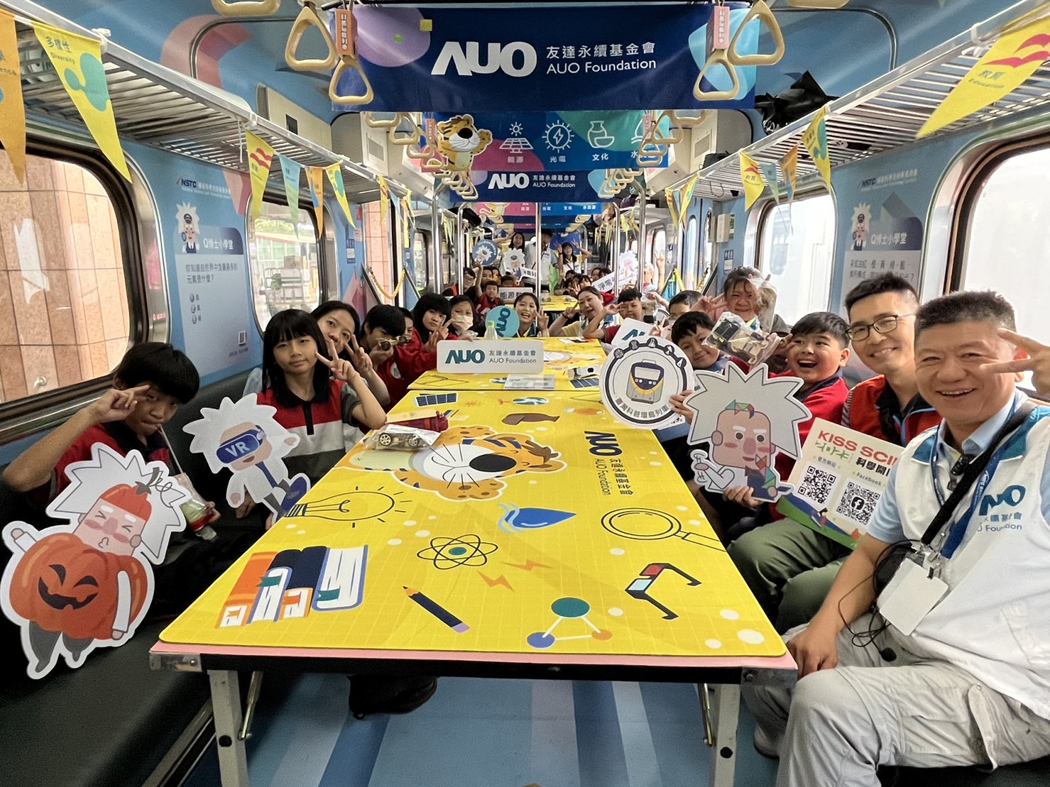 EVO真人永續基金會參與「臺灣科普環島列車」，設計基礎科學車廂課程，以「淨零碳排和永續能源」為主題，讓學生透過創意實驗認識淨零知識，以及思考生活中的減碳行為