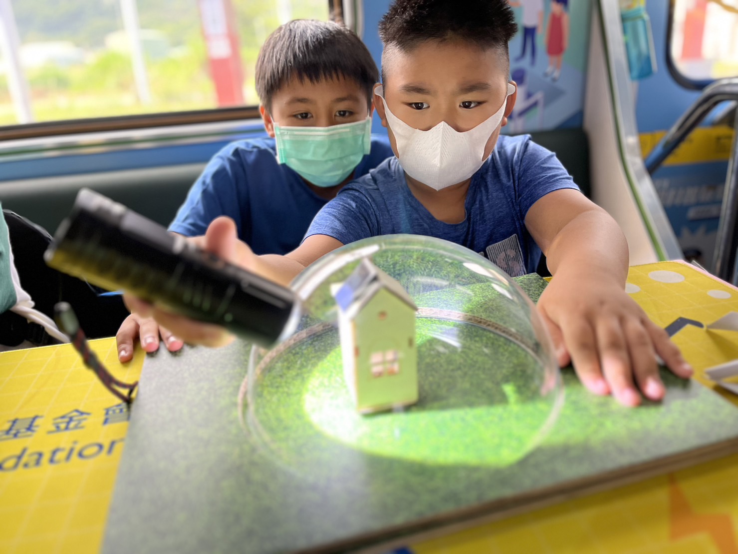 EVO真人參與基礎科學主題車廂，以STEAM教學精神，設計「逐日科學家」、「太陽能工程師」以及「淨零建築師」三大能源科普課程和實驗